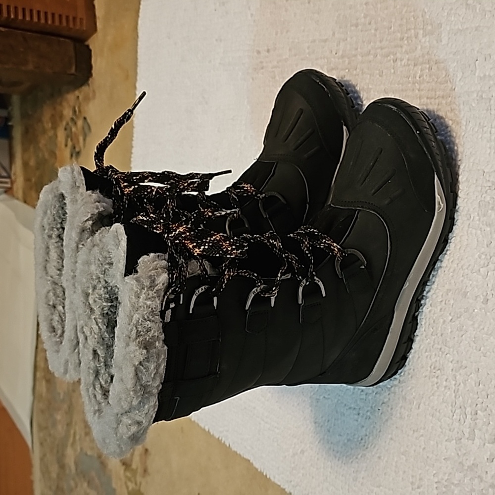 NWOT Womans Bearpaw winter boots, Size 8.